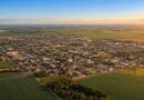 Vista aérea de cidade planejada no planalto do cerrado cercada por lavouras