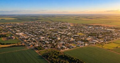 Vista aérea de cidade planejada no planalto do cerrado cercada por lavouras