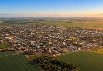 Vista aérea de cidade planejada no planalto do cerrado cercada por lavouras