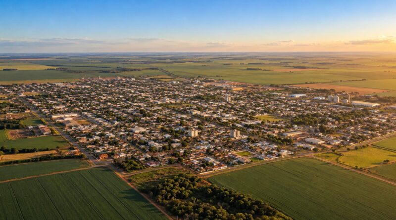 Vista aérea de cidade planejada no planalto do cerrado cercada por lavouras