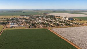 Vista aérea de cidade do interior cercada por lavouras no Cerrado